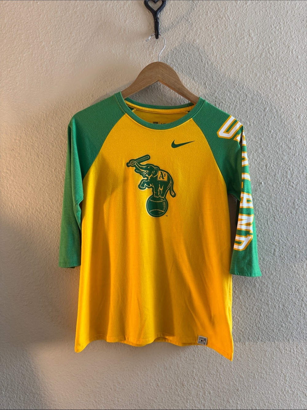 Nike Women’s Oakland A's Raglan Baseball Tee, Size Medium